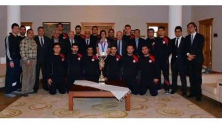 Başarılı Sporculara &Ccedil;eyrek Altın