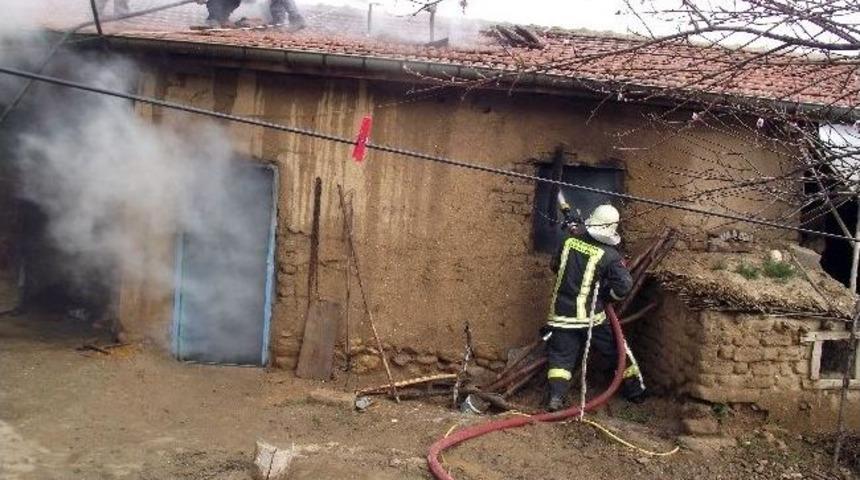 Akşehir&rsquo;deki Odunluk Yangını Korkuttu