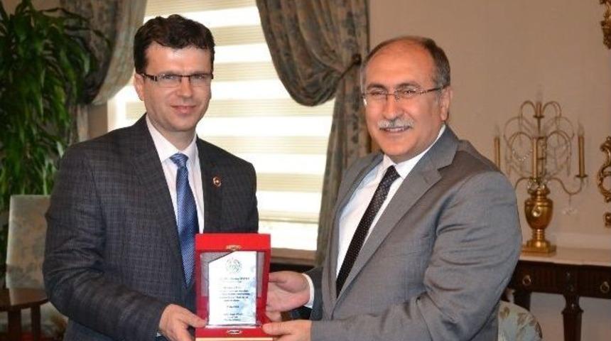 Vali Abdurrahman Savaş&rsquo;tan İl Enc&uuml;men &Uuml;yelerine Plaket