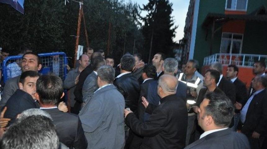 Miting Alanında Polise Saldırı