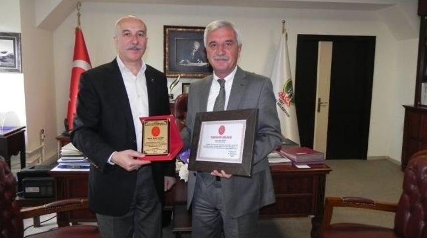 &Ouml;demiş Belediyesi Aldığı Plaketlerle Başarısını Ta&ccedil;landırıyor