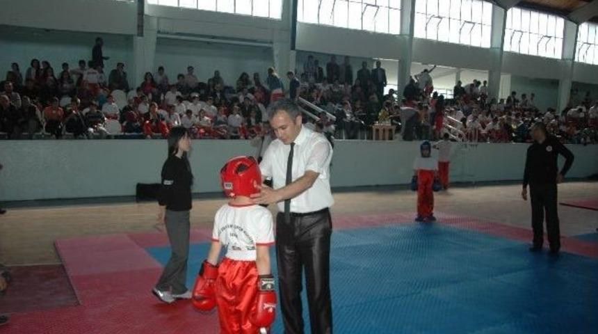 Kınık, Kick Boks B&ouml;lge Şampiyonası'na Ev Sahipliği Yaptı