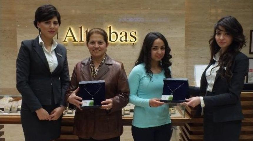 En Gen&ccedil; Ve En Yaşlı Bayan M&uuml;şteriye Altın Kolye Hediyesi