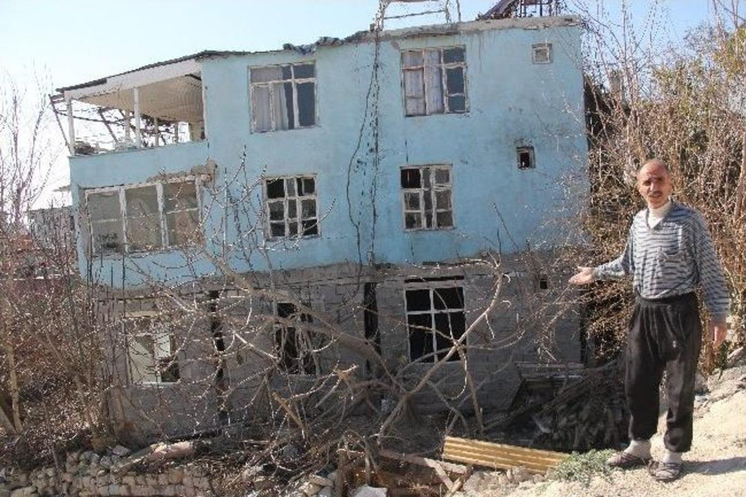 Hasarlı Evde Yaşıyor