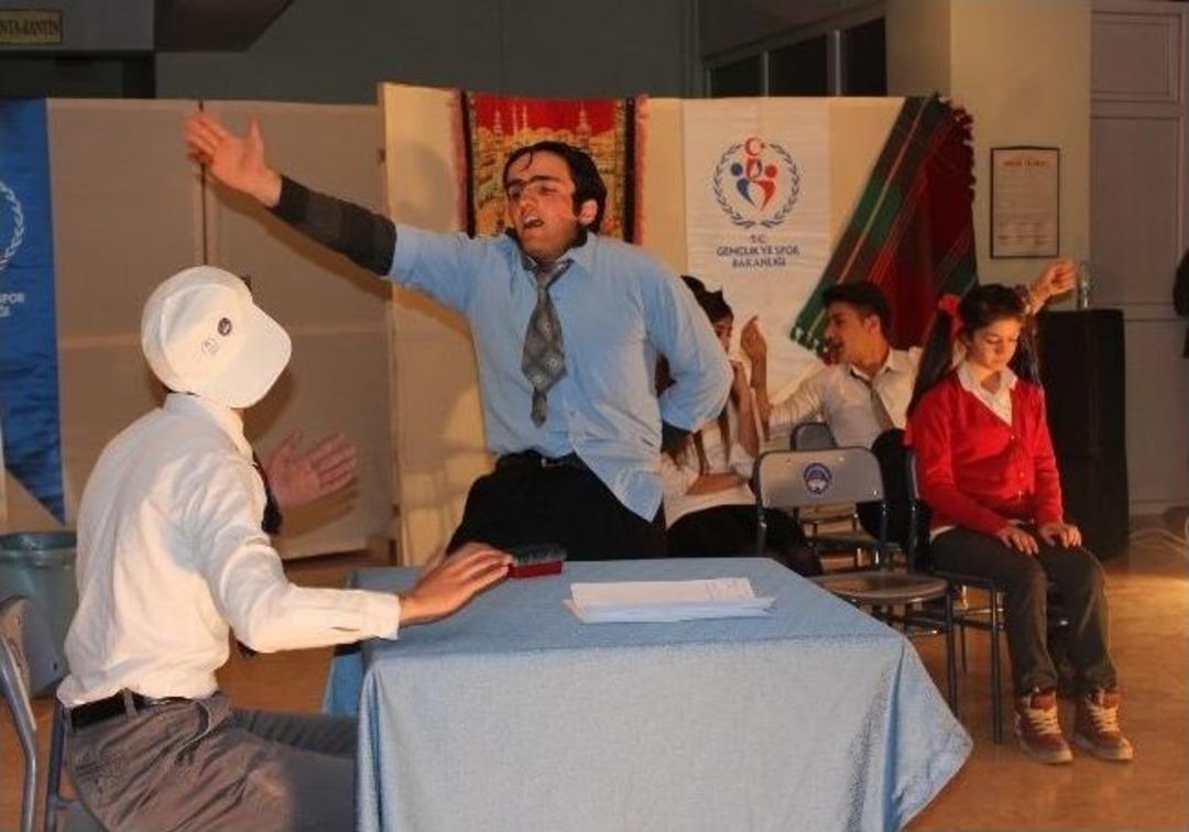 Hakkari Gen&ccedil;lik Merkezi&rsquo;nden Tanıtım Gecesi