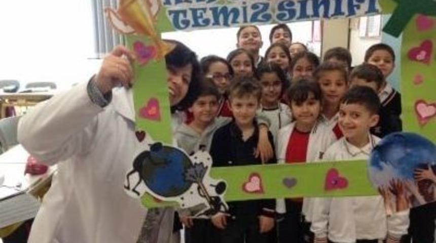 Suyu &Ccedil;izerek Anlatıp, Sınıfı Temiz Tutarak &Ouml;d&uuml;l Kazandılar