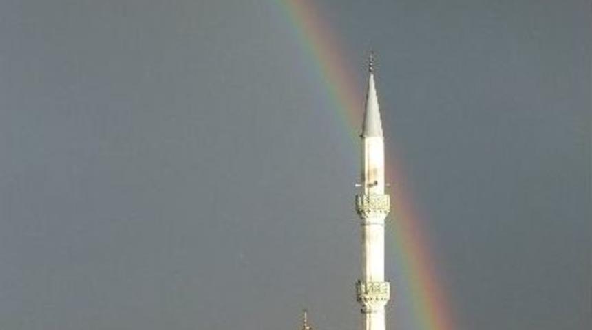 Yağmur Sonrası G&ouml;kkuşağı B&uuml;y&uuml;ledi