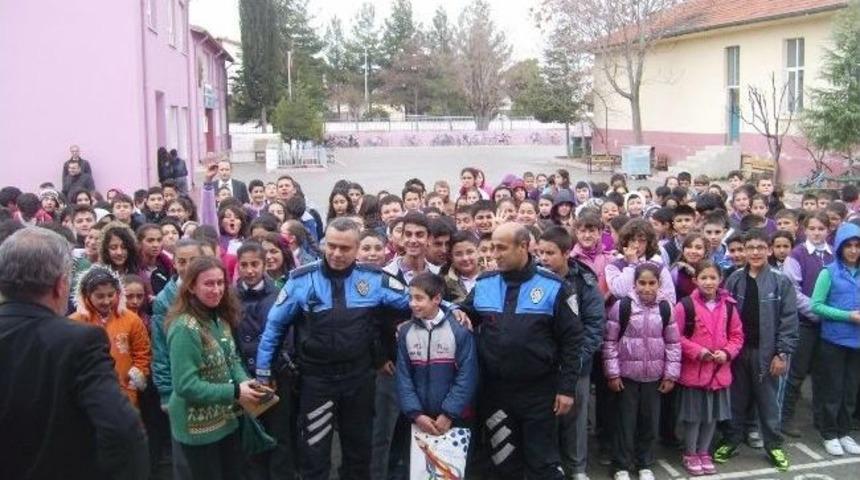 Polis, &Ouml;rnek &Ouml;ğrenciyi &Ouml;d&uuml;llendirdi