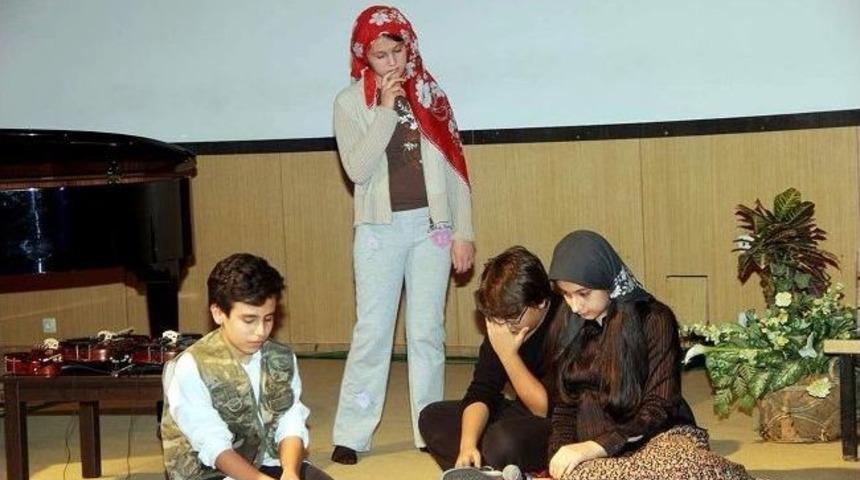 C&uuml; Vakfı Koleji &Ouml;ğrencilerinden Şiir Dinletisi