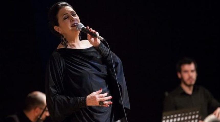 Melihat G&uuml;lses Ve Bekir &Uuml;nl&uuml;ataer'den Muhteşem D&uuml;et