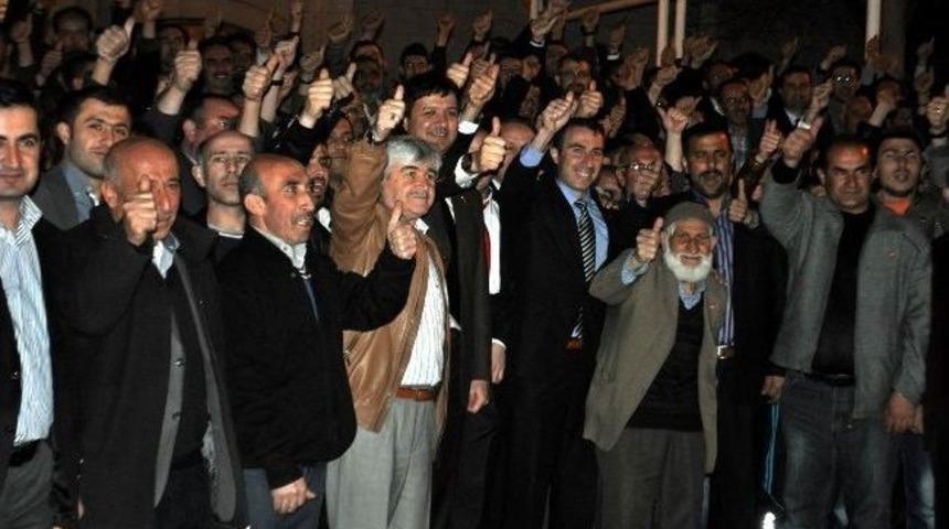 Saadet Partisi'ne Katılan 100 Kişiye Rozetleri Takıldı