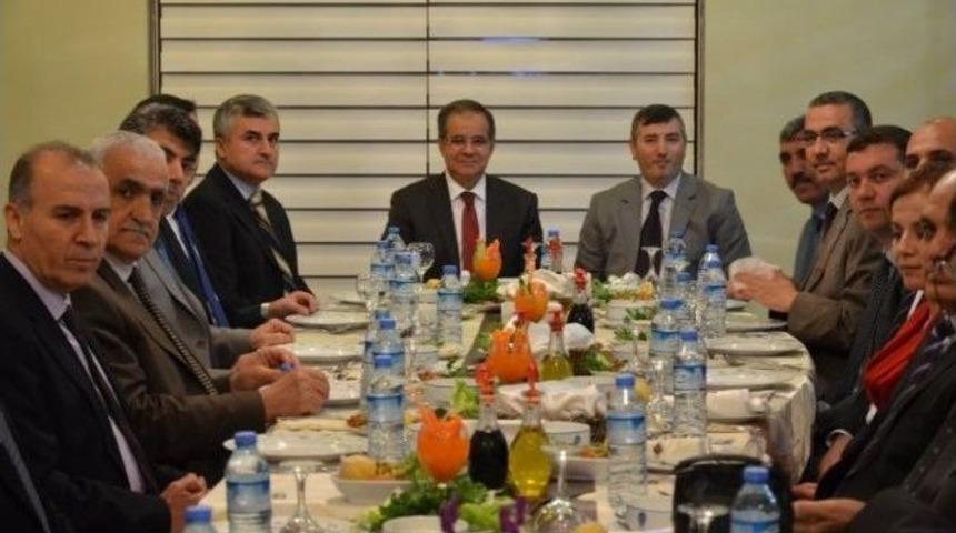 Vali Tapsız&rsquo;dan Başsavcı &Ccedil;i&ccedil;ekli&rsquo;ye Veda Yemeği