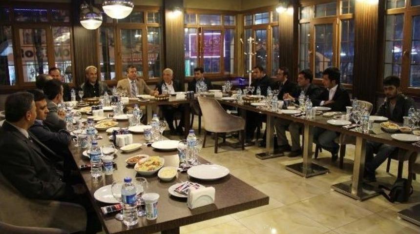 Tek&ccedil;e, Gazetecilerle Buluştu