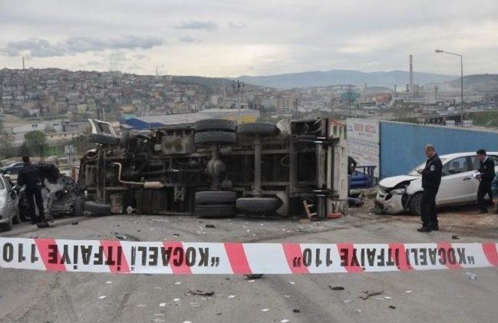 Sanayi Tüpü Yüklü Kamyon Devrildi: 1 Yaralı G2