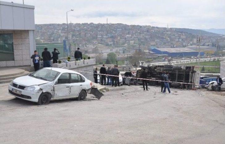 Sanayi Tüpü Yüklü Kamyon Devrildi: 1 Yaralı G4