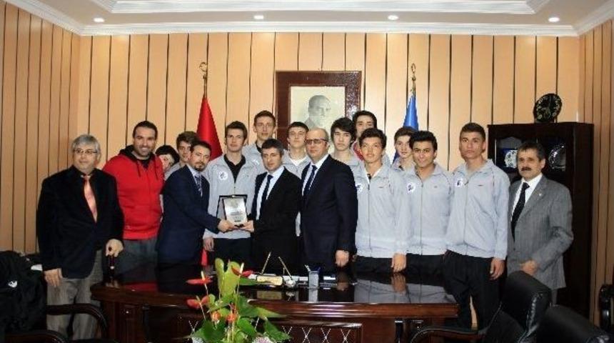 Şampiyon Tredaşspor'dan Gençlik Hizmetleri Ve Spor İl Müdürü Cengiz Mete’ye Ziyaret