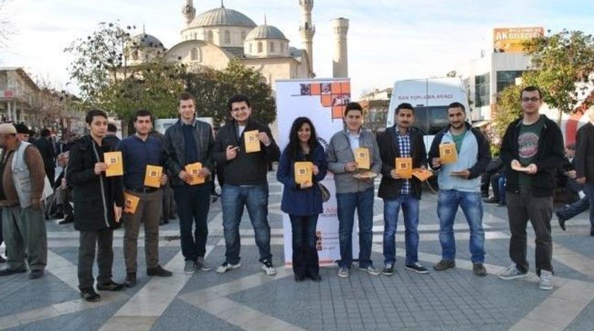 Gen&ccedil;ler, &ldquo;hazinemiz Ailemiz&rdquo; Broş&uuml;r&uuml; Dağıttı