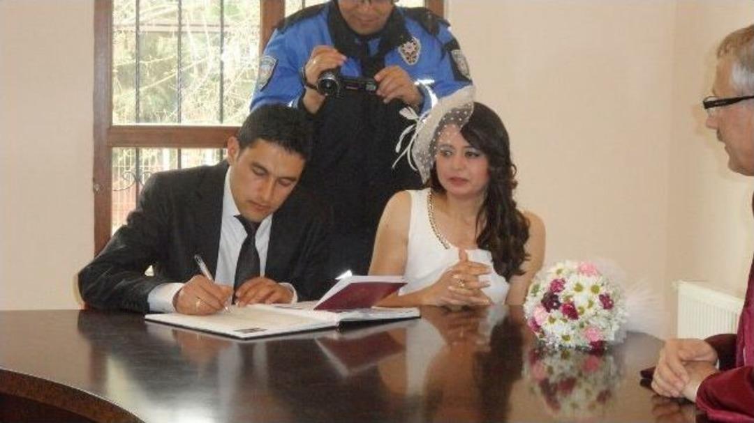 (&ouml;zel Haber) Polis Sevgililer Nikah Masasında Kelep&ccedil;elendi