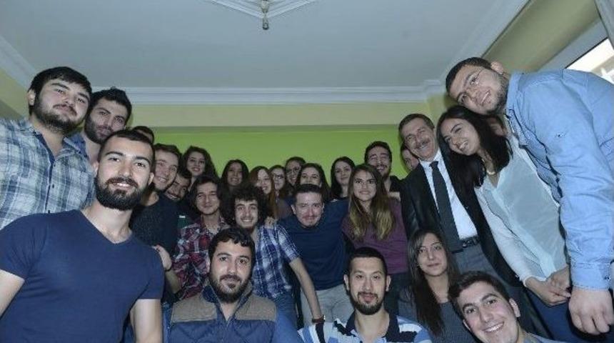 Başkan Ata&ccedil;&rsquo;tan &Ouml;ğrenci Evinde Selfie