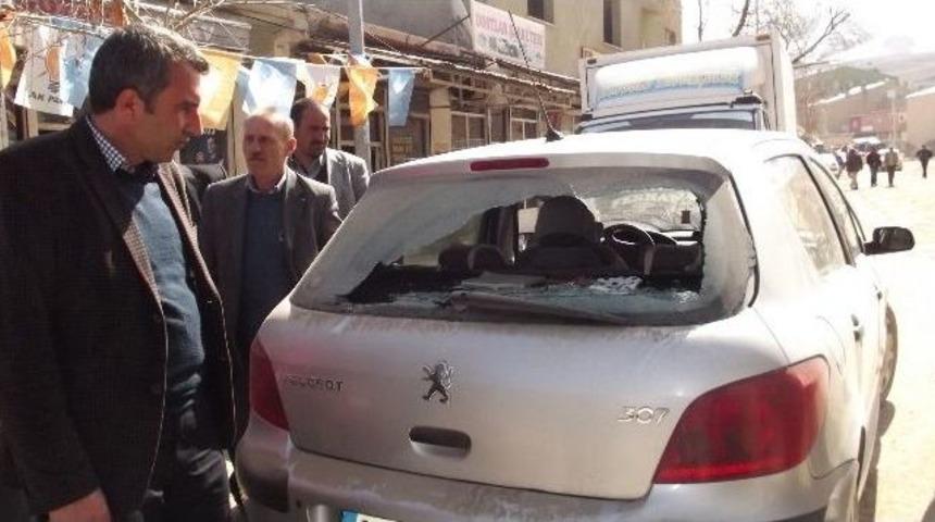 Ak Partili &Uuml;yenin Aracına Saldırı