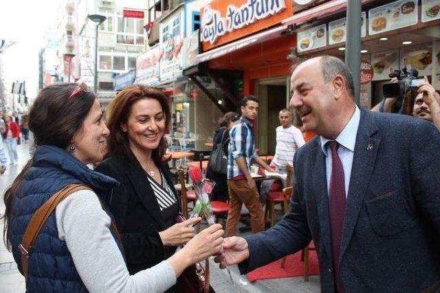 Mhp Büyükşehir Adayı Taşer, İzmirlilerle Kucaklaştı