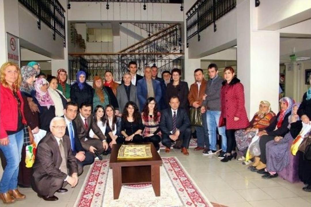 G&ouml;n&uuml;ll&uuml; Arkadaşlar Yaşlılarla Bir Arada