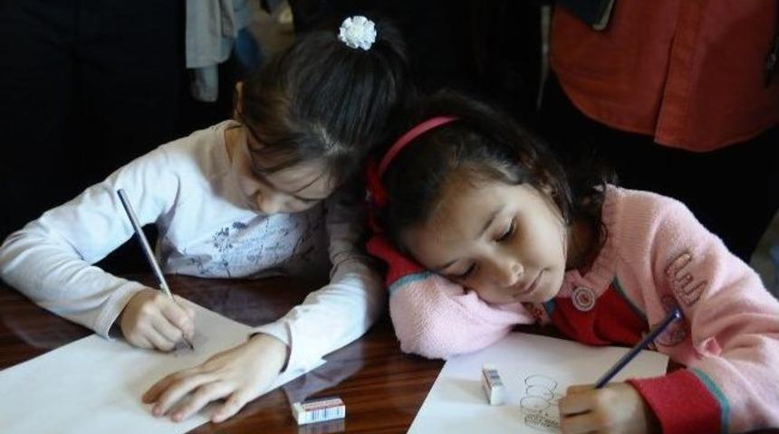 Karikat&uuml;rl&uuml; Ev G&ouml;zde Sanat Mek&acirc;nı