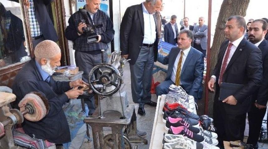 Ayakkabısını Tamir Ettiren Malatya Belediye Başkanı Ahmet &Ccedil;akır, Se&ccedil;im &Ccedil;alışması Yaptı