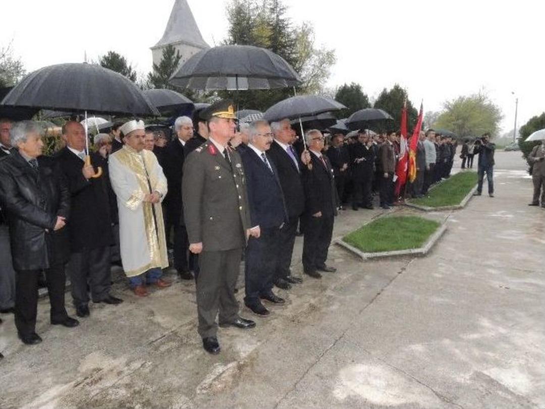 Balkan Şehitlerine Yağmur Altında T&ouml;ren