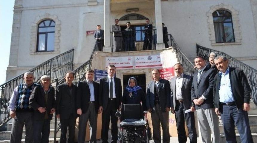 Demirci&rsquo;de Y&uuml;r&uuml;me Engelli &Uuml;&ccedil; Vatandaşa Ak&uuml;l&uuml; Araba Verildi