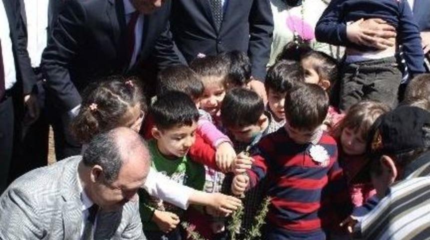 Vali B&uuml;y&uuml;kersoy Miniklerle Fidan Dikti
