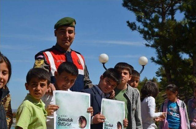 Jandarmadan Taraşcı Göleti’nde Temizlik