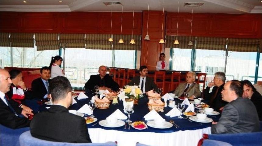 Rekt&ouml;r Vekili Başarılı Sporcularla Yemekte Buluştu