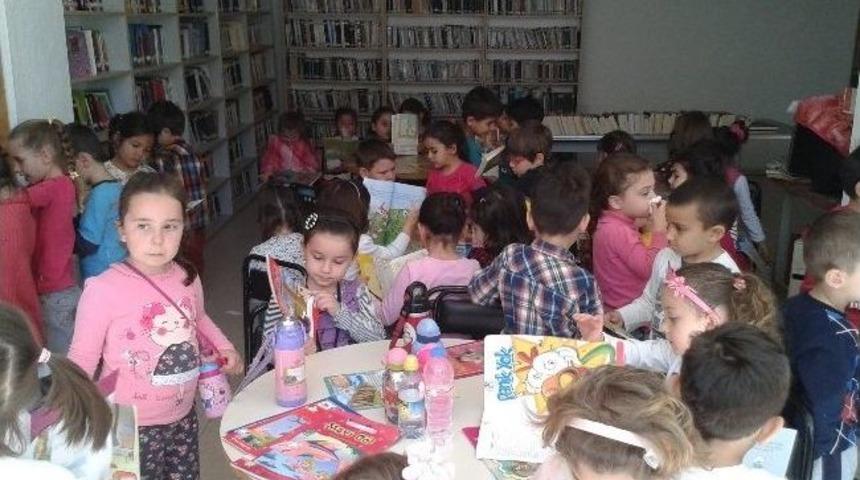 Minikler K&uuml;t&uuml;phaneyi Ziyaret Etti