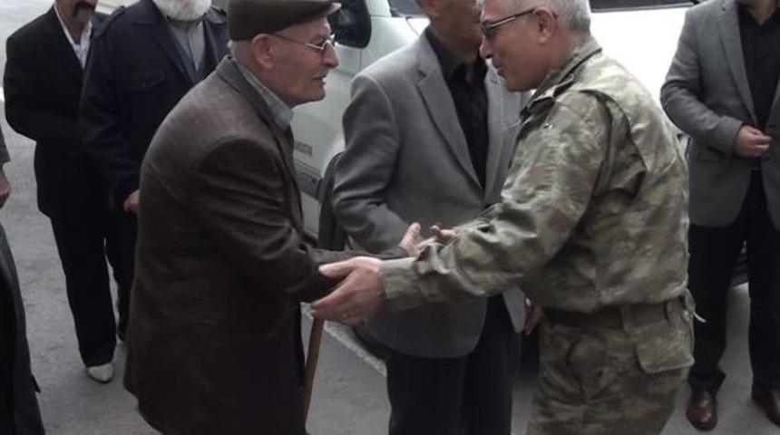 Huzurevi Sakinleri Askerlerle Yemek Yedi