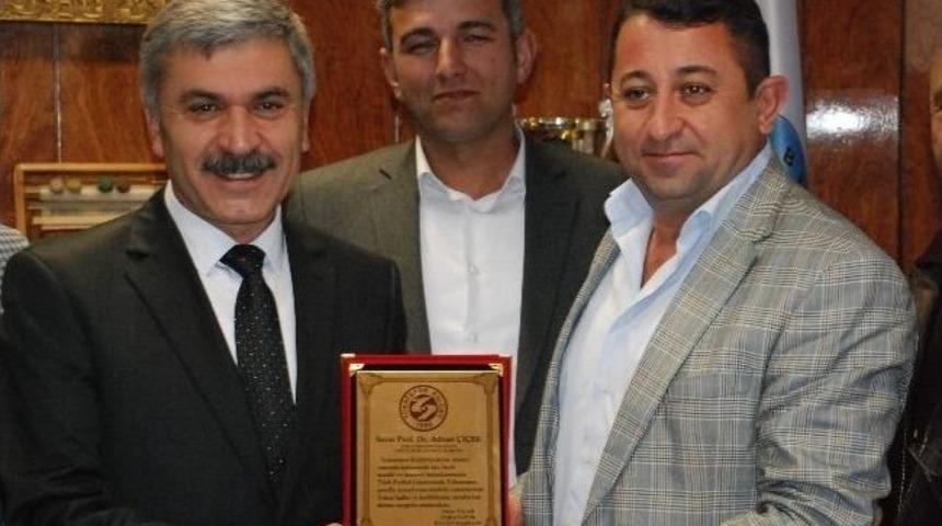 Başkan &Ccedil;i&ccedil;ek&rsquo;e Tokatspor&rsquo;dan Plaket