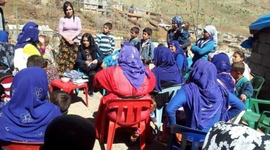 Ak Parti Kadın Kolları K&ouml;yleri Geziyor