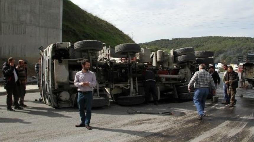 Kağıthane'de Aşırı Hızlı Beton Mikseri Devrildi