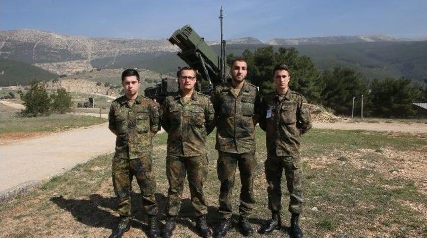 Tehdide Karşı M&uuml;ttefik, Halı Sahada Rakip Oluyorlar