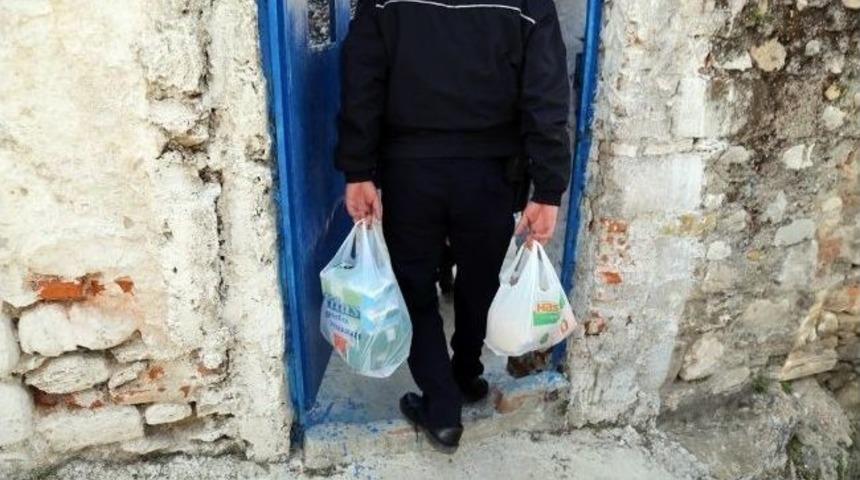 Polisten Kazazede Yaşlı Kadına Yardım Eli