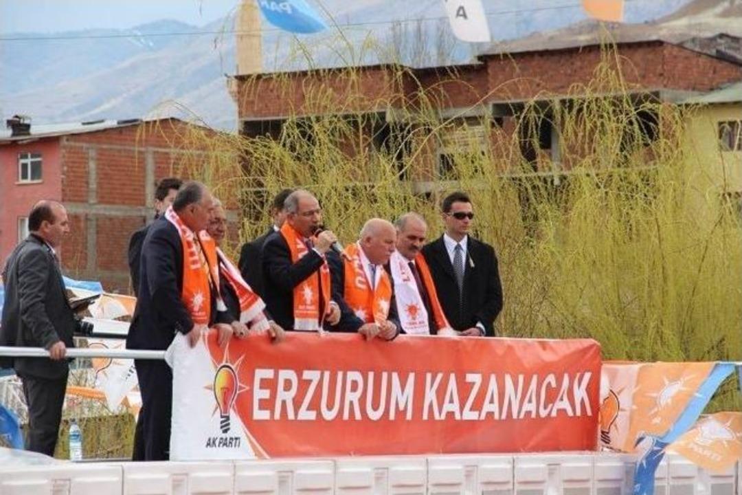 Bakan Ala'yı Annesi Bayrak Sallayarak Destekledi