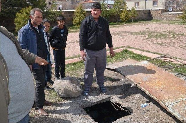 (özel Haber) Top Oynayan Çocuk, Okulun Foseptik Çukurunda Hayatını Kaybetti