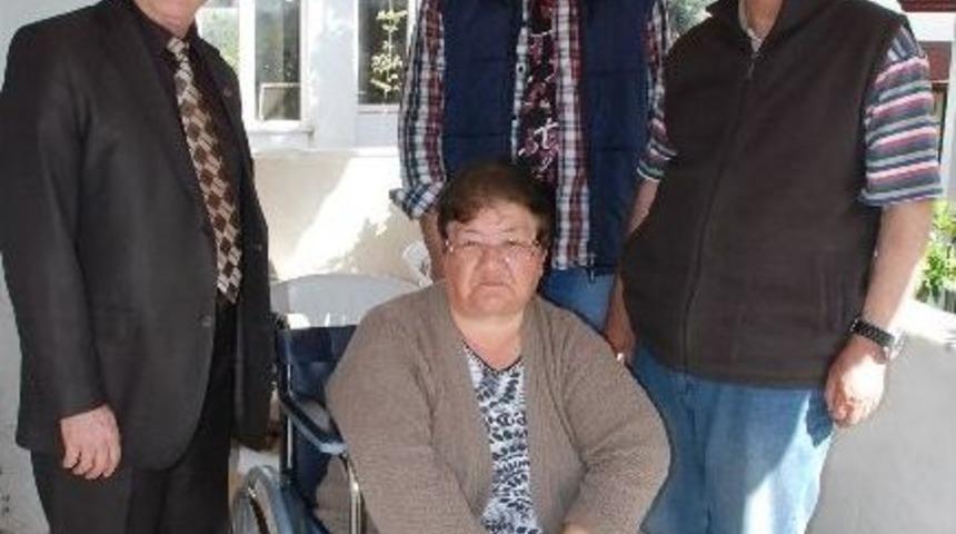 Didim Esnaf Odasından Engelli Vatandaşa Tekerlekli Sandalye Bağışı