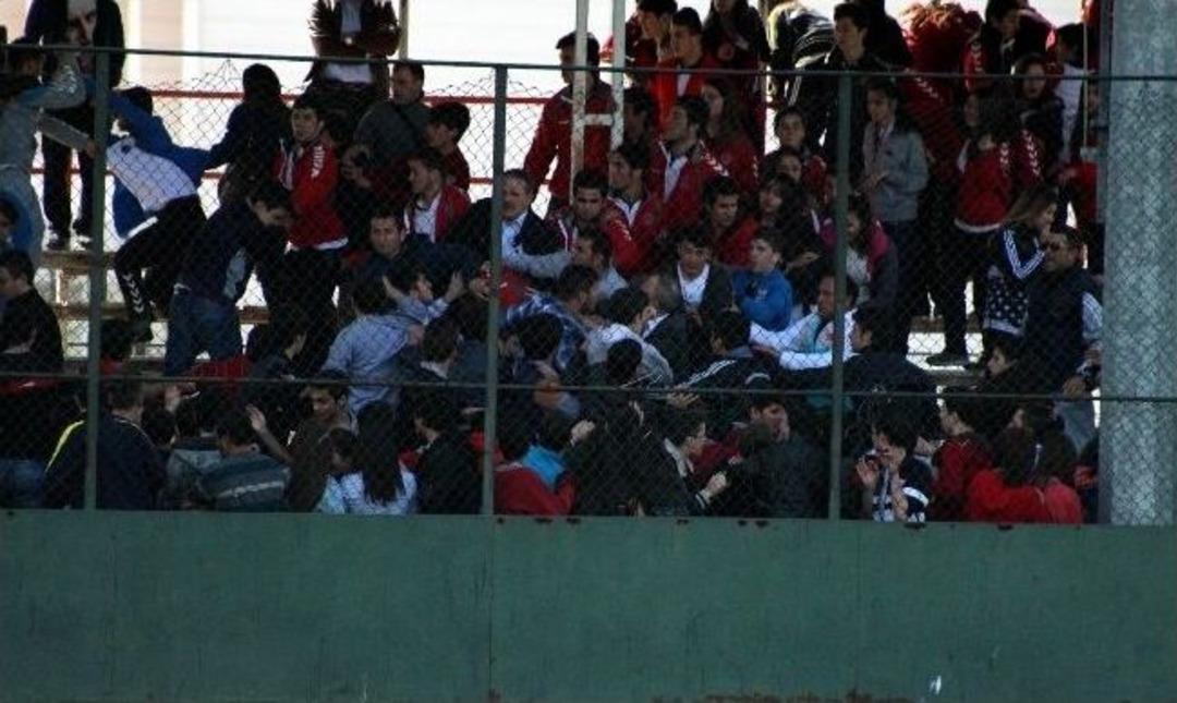 Trib&uuml;nde Kavga, Sahada Kardeşlik