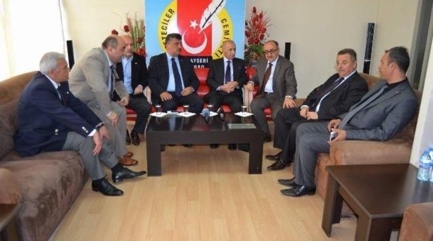 Hikmet &Ccedil;etin&rsquo;den Kayseri Gazeteciler Cemiyeti'ne Ziyaret