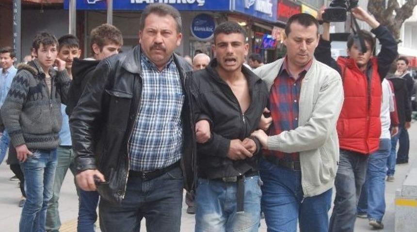 Belediyenin &Ccedil;atısında İntihar Etmek İstedi