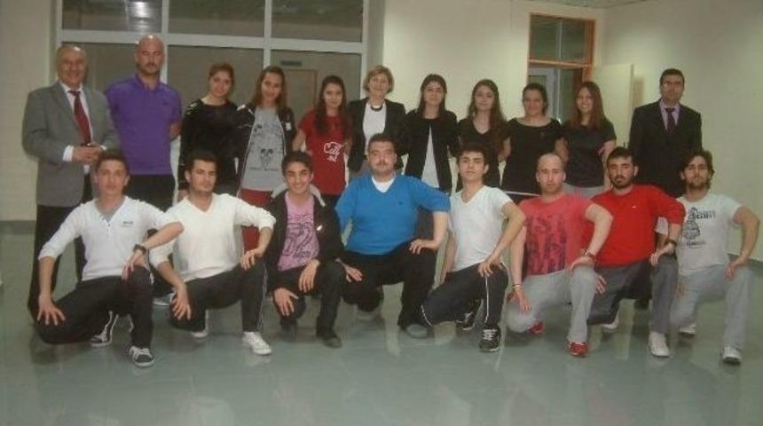 Burhaniye&rsquo;de &Uuml;niversitelilere Halk Oyunları Kursu