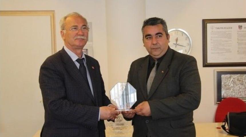 Burhaniye&rsquo;de Muhtarlara Plaket