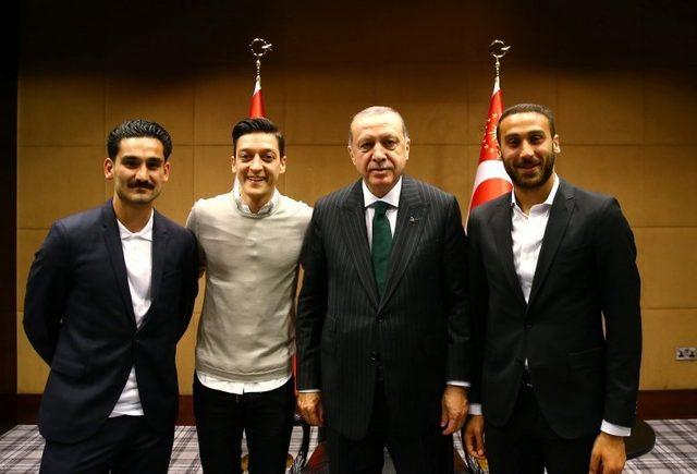 İlkay Gündoğan, Mesut Özil, Cumhurbaşkanı Recep Tayyip Erdoğan ve Cenk Tosun