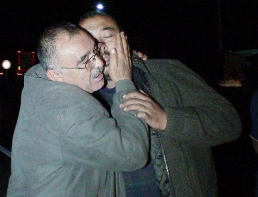 Sevin&ccedil;ten Oğlunun Boynuna Sarıldı